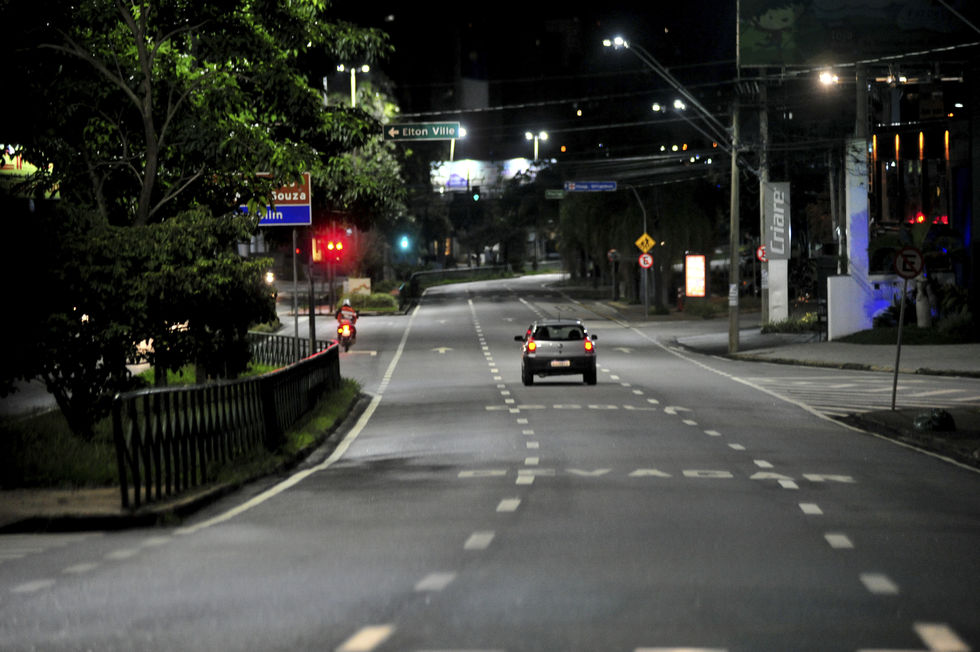 Ruas e avenidas ficam vazias na primeira noite de restrição