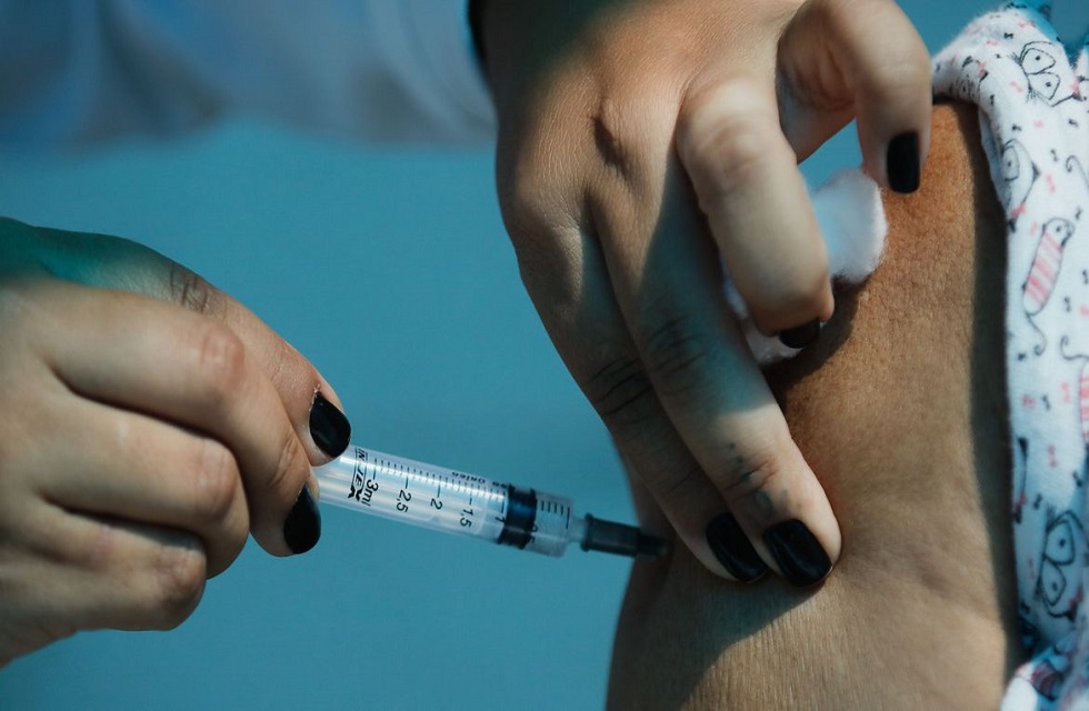 Profissionais da saúde tomarão segunda dose da vacina