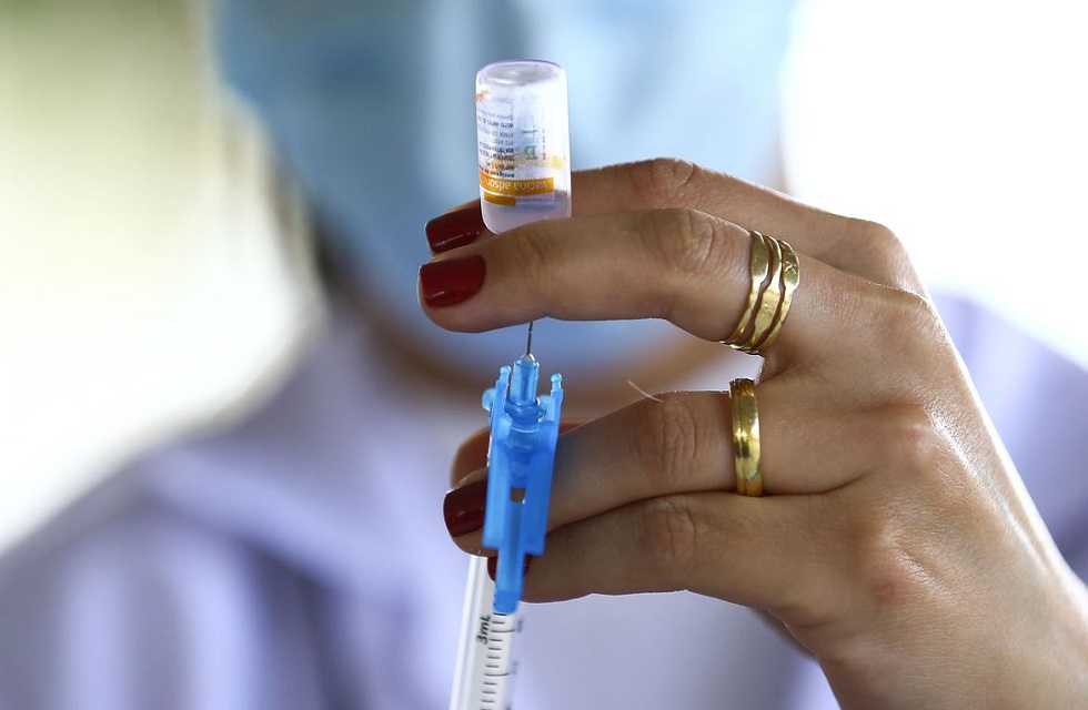 O Ministério da Saúde palneja emprestar a quantia para comprar vacinas contra a Covid-19 