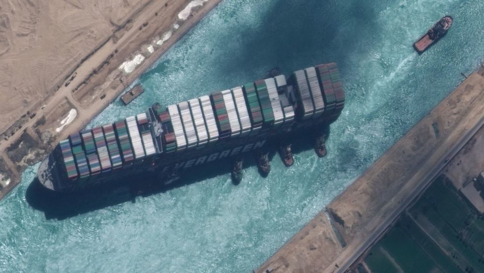 Maré ajuda a liberar meganavio que bloqueou canal de Suez
