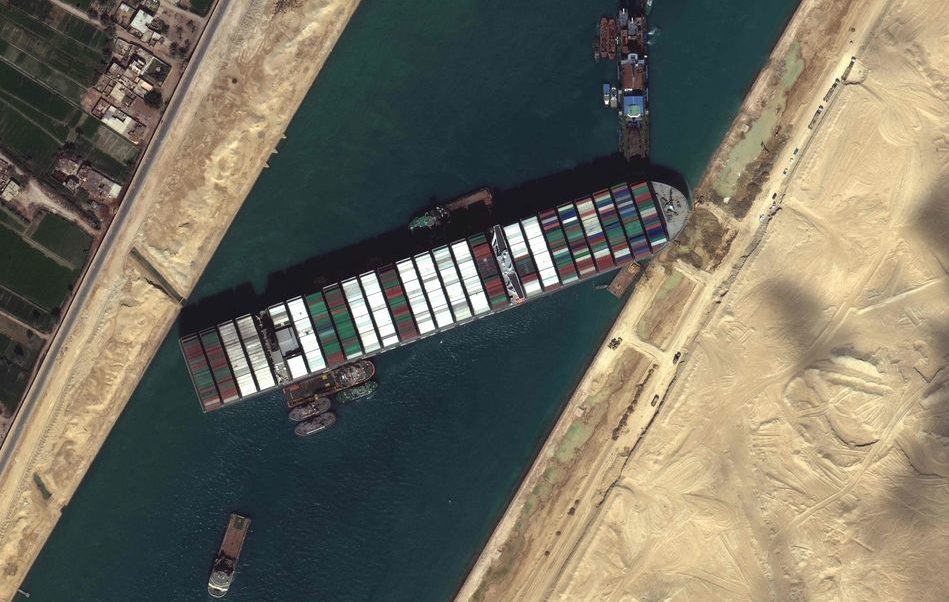 Navio segue encalhado no Canal de Suez