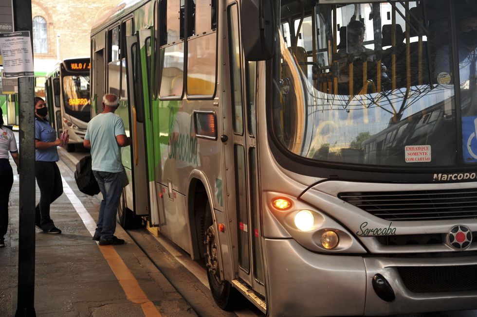 Ônibus rodam com 40% da frota no feriado emergencial