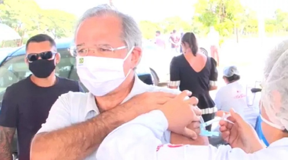 Paulo Guedes é imunizado