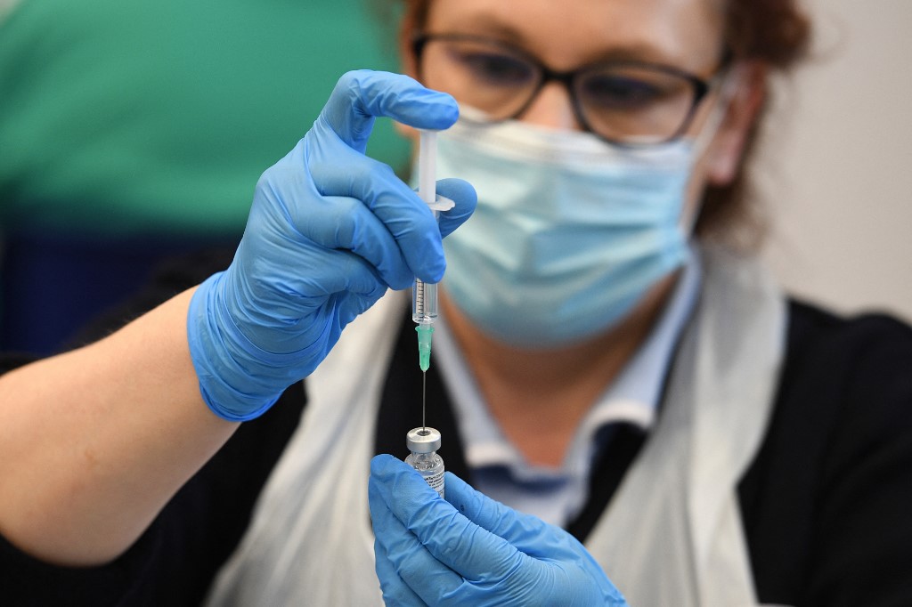Um trabalhador da saúde prepara uma dose da vacina BioNTech / Pfizer covid-19 em uma clínica de vacinação instalada dentro da Derby Arena no Pride Park em Derby.