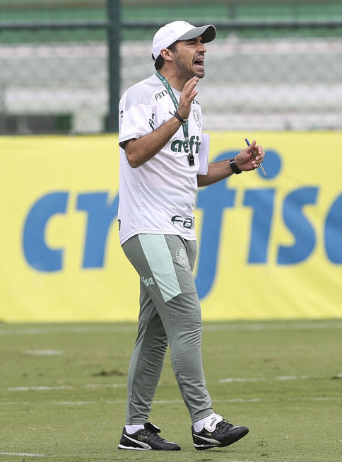 O técnico Abel Ferreira durante treino.