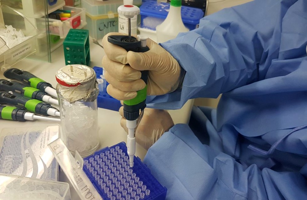 Cientista faz teste de vacina da Covid-19 em laboratório. Crédito da Foto: Sumaia Vilella / Agência Brasil